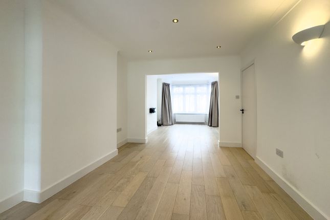 95 Francklyn Gardens, Edgware photo 2