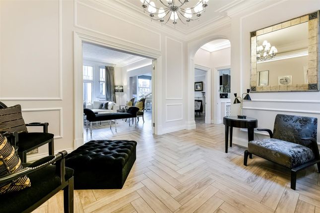 Knightsbridge Luxury  Flat 30, Wellington Court (24).Jpg