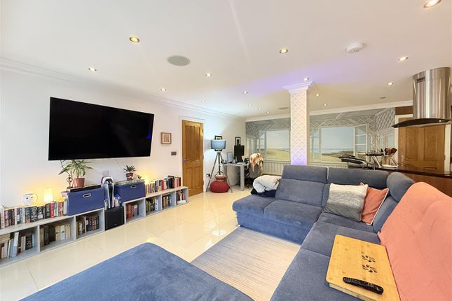11 Quickmere Court, Stamford Road, Mossley photo 4