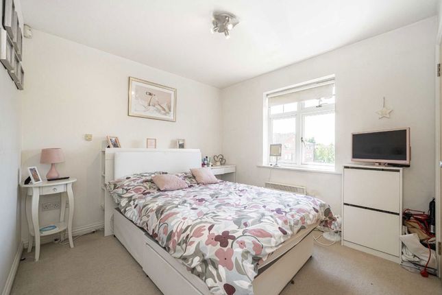 Flat 7, White Lodge Court, Staines Road East, Sunbury-On-Thames photo 4