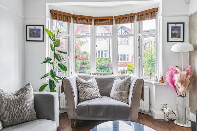 16, Highland Avenue, Hanwell photo 4