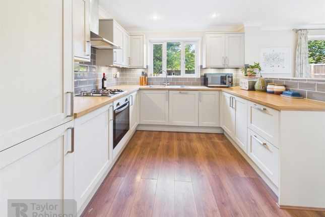 10, Garrett Close, Crawley photo 3