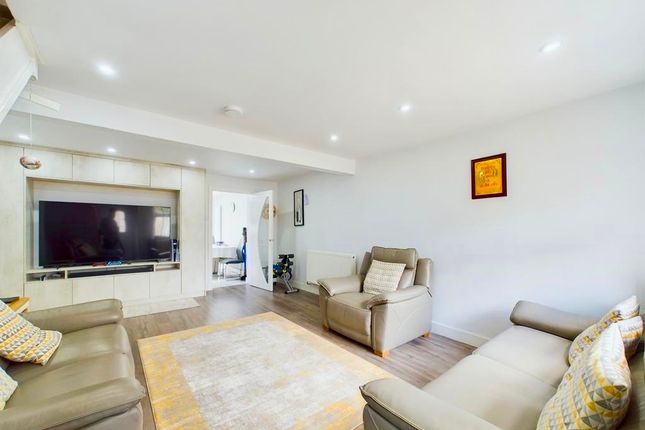 *AD ONLY* 12 Welham Walk, Leicester photo 3
