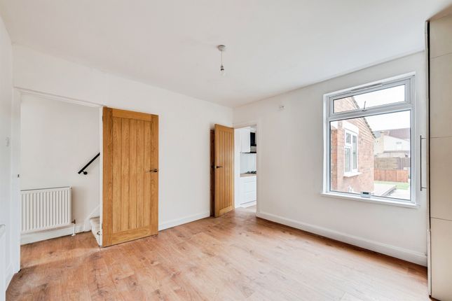 23, Rayfield Grove, Swindon photo 4