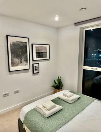 Flat to rent in Deacon Street, London