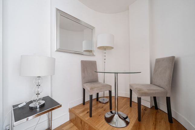 Flat 104, Riverdale House, 68, Molesworth Street, London photo 3