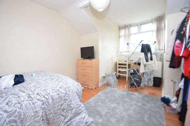 Terraced house to rent in Brudenell Avenue, Hyde Park, Leeds