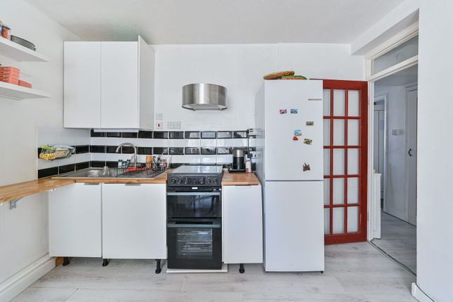 Lakeview Court, Highams Park photo 4