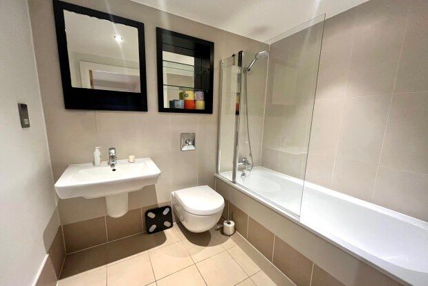 Flat to rent in La Salle, Leeds