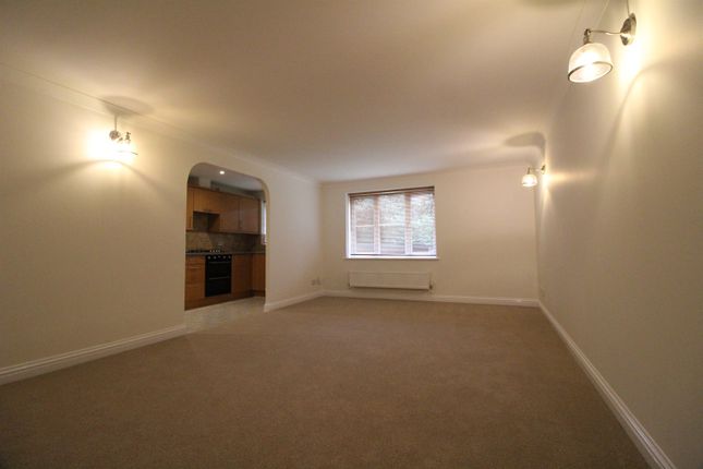 Flat to rent in Farringdon Court, Reading