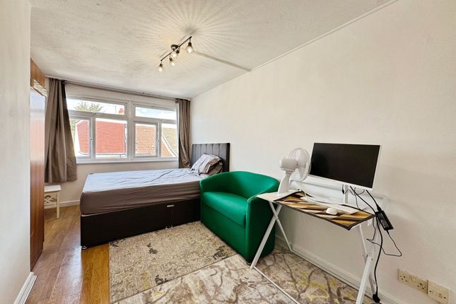 19 Chichester Court Whitchurch Lane, Edgware photo 2
