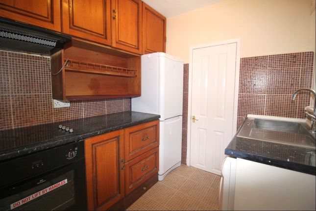 18, Roberts Road, Watford photo 5