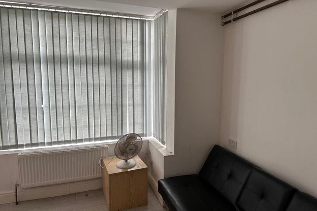 29 Bulstrode Avenue, London photo 3