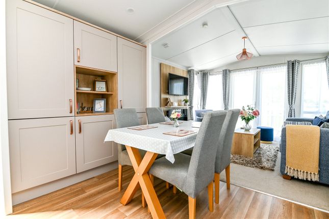 121, Field Place, Barton On Sea photo 4