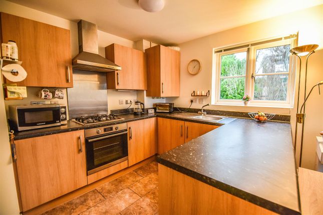 6, Alexandra Close, Dursley photo 3