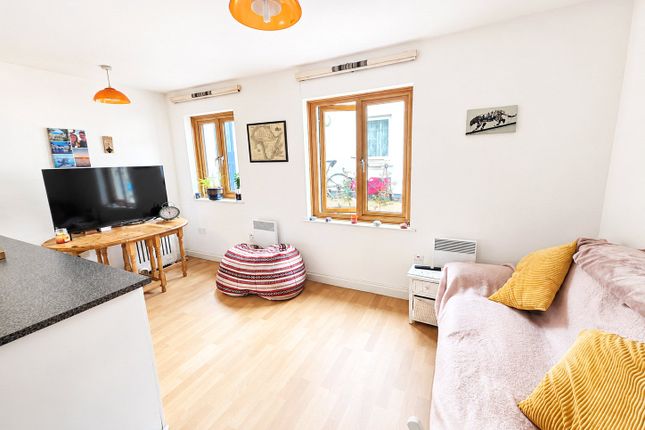 Flat 5,, Whitlock Court, Holsworthy photo 3