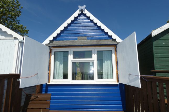 Beach hut 58, Victoria Esplanade, West Mersea photo 3