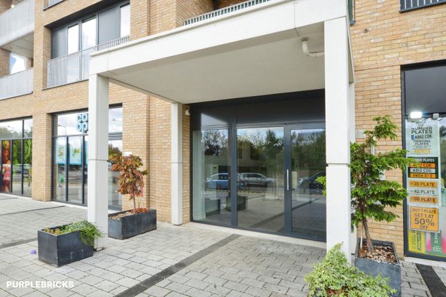 9 Lakeside Drive, London photo 3