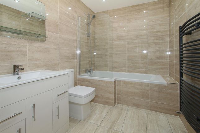 Flat for sale in Tipps Cross Lane, Hook End, Brentwood