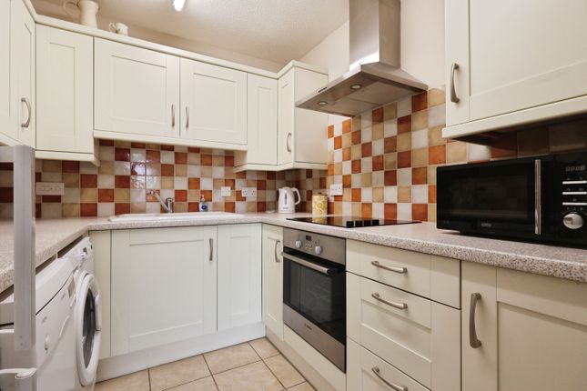34, Regal Court, Bancroft, Hitchin photo 2
