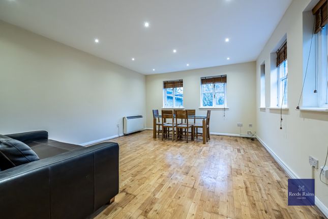 Flat for sale in Cottesloe Mews, London