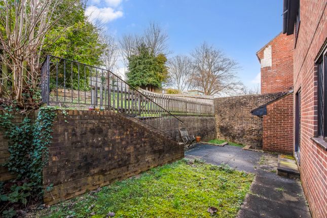 24, Honeysuckle Close, Winchester photo 4