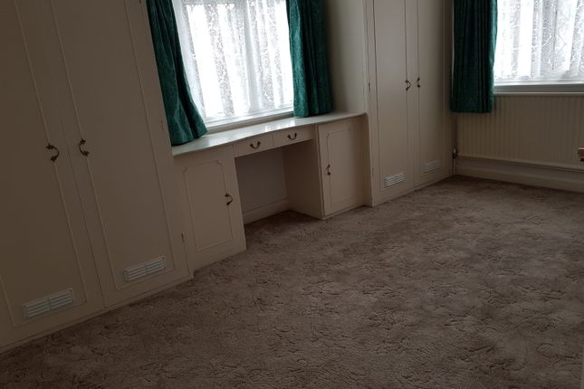 3, Hall Avenue, Rushden photo 5