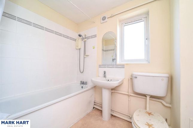 Flat to rent in Grinstead Road, London