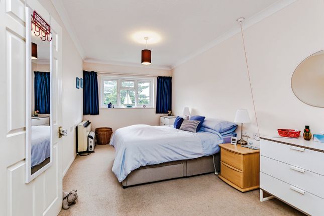 Flat for sale in Peregrine Gardens, Croydon