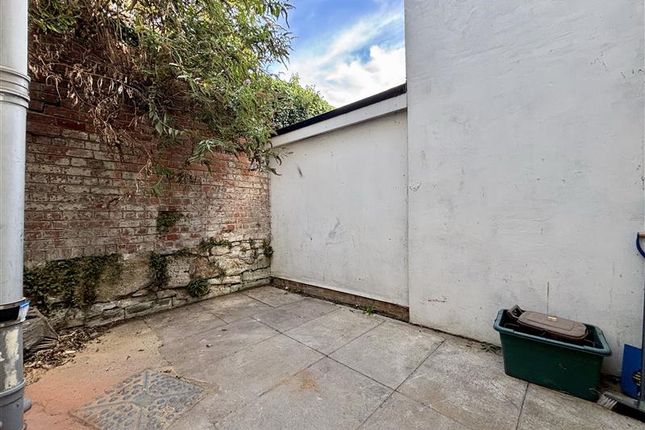 23, Gloucester photo 3