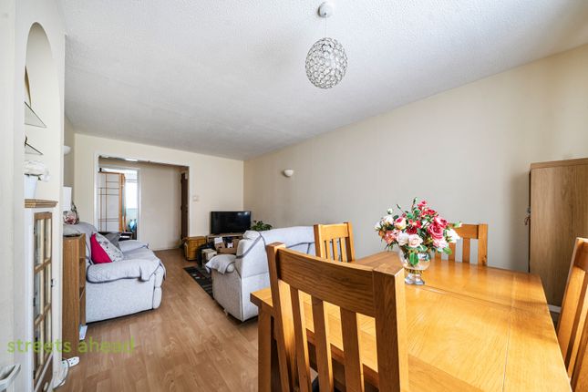 40, Adams Way, Croydon photo 3