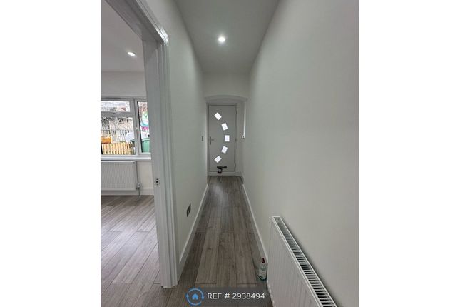 Alberta Avenue, Cheam, Sutton photo 3