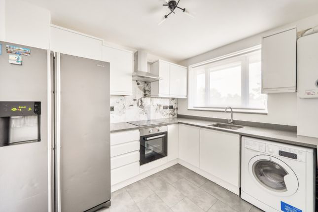 Flat 33, Elm Court, Armfield Crescent, Mitcham photo 2