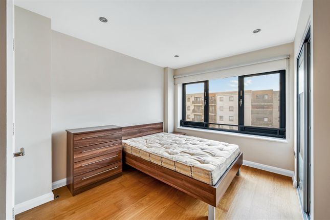 44 Vandervell Court, Larden Road, London photo 4