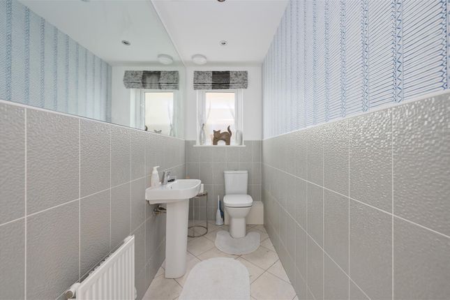 32, Russell Avenue, Kingseat photo 4