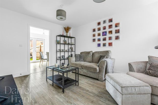 37, Five Oaks Lane, Chigwell photo 2