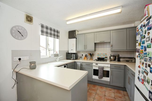 20, Squires Court, PONTYPRIDD photo 4
