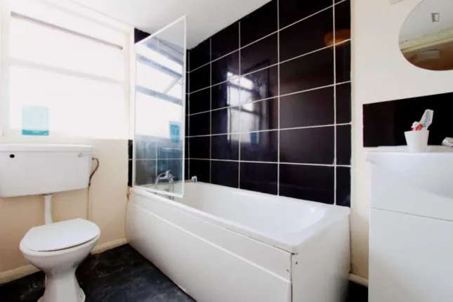 Bright double bedroom in a 9-bedroom flat, near Kilburn tube station, 239, Kilburn High Road, London photo 4