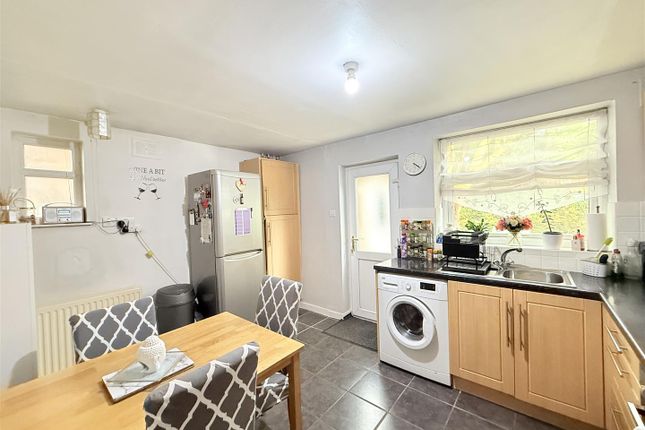 133, Chester Avenue, Dukinfield photo 4