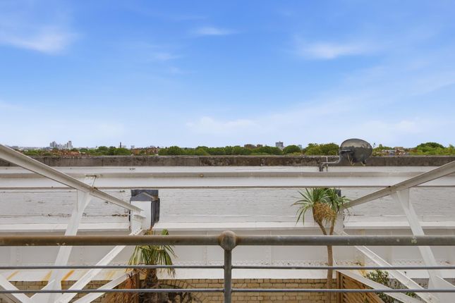 Flat 15, The Power House, 70, Chiswick High Road, London photo 4