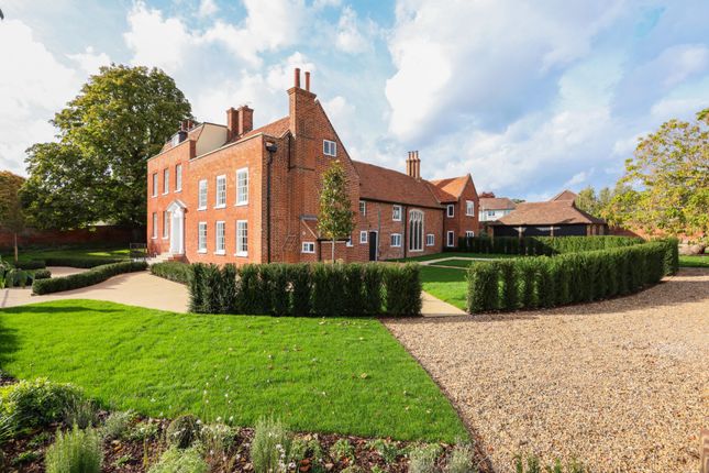 3-bed terraced on Mill Road, Surrey, £9,000/mo