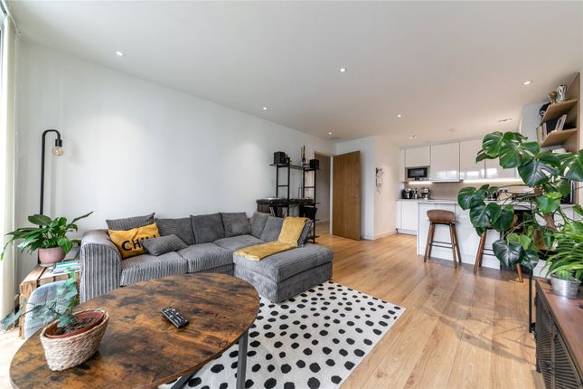 Flat to rent in Woodberry Grove, London