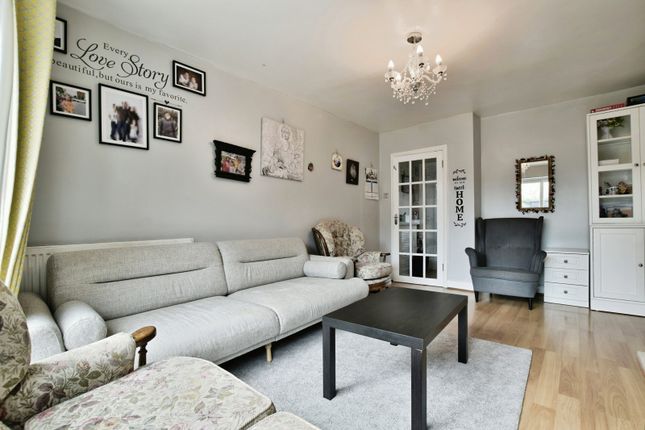 104, Hollyhedge Road, Greater Manchester photo 4