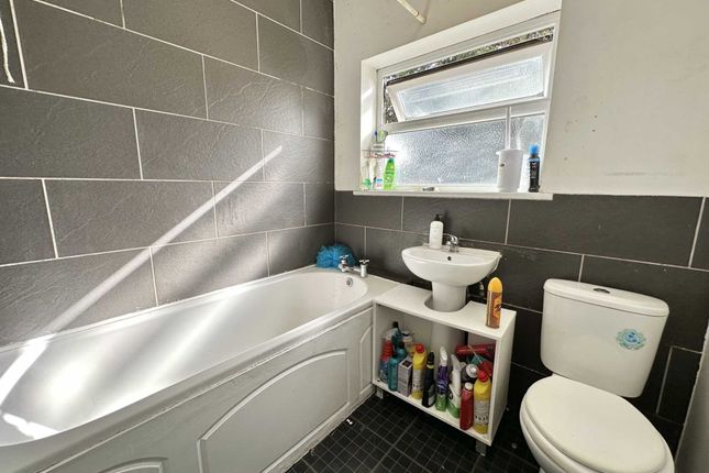 End terrace house for sale in Oakley Close, Luton