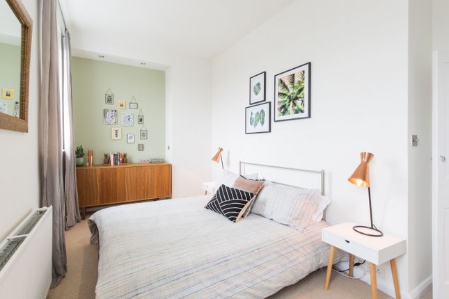 Triplex to rent in Durham Terrace, London