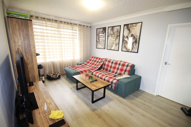 Thumbnail Flat to rent in West Park Grove, Leeds