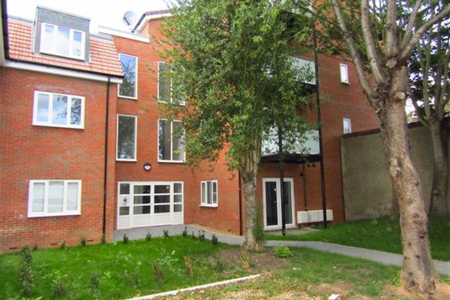 74, Beechwood Gardens, Slough photo 4