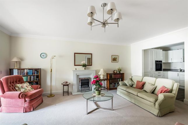 2 Reeves House, 2 Hartfield Road, Leatherhead photo 3