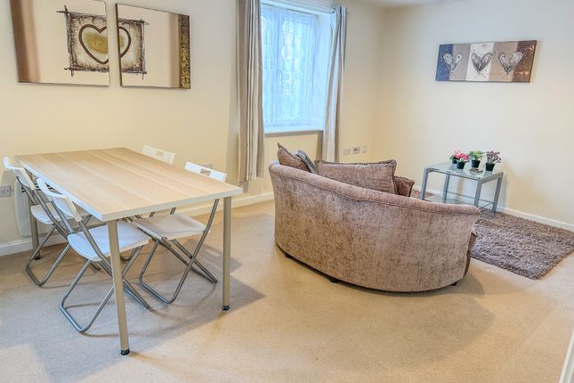 18 Woodside Court, Leeds photo 4
