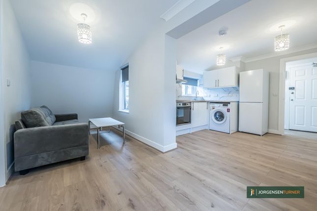 Flat to rent in The Vale, Acton, London